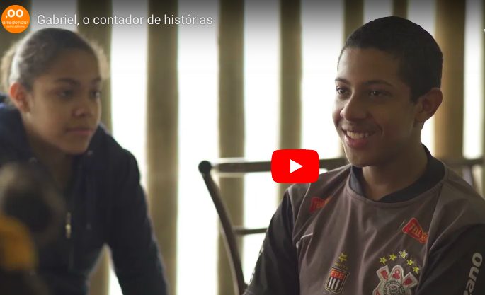 Gabriel, o contador de histórias. O Movimento Arredondar reconta essa história e como a sua doação pode transformar futuros.