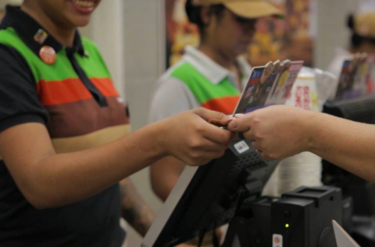 ONG Movimento Arredondar convida clientes a arredondar a comprar e doar centavos para causas sociais